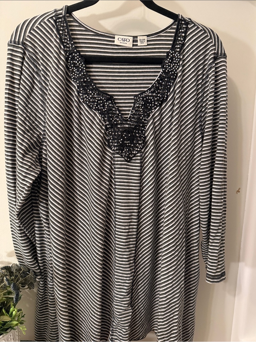 Cute Cato Black & White Striped Beaded V-Neck Tunic shark bite hem 22/24W